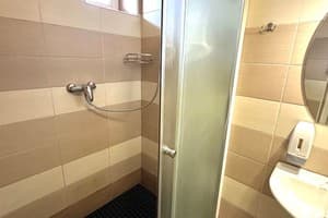 Мини-отель Ажио. Эконом двухместный с 2-мя кроватями и общей ванной комнатой 4