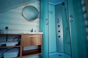 Отель Canada. Коттедж 5-местный с 2 спальнями 9