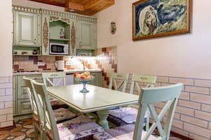 Апарт-отель Emerald House. Апартаменты 4-местный с двумя спальнями и видом на горы 2