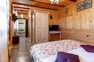 Апарт-отель Emerald House. Апартаменты 4-местный с двумя спальнями и видом на горы 4