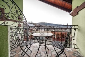 Апарт-отель Emerald House. Апартаменты 6-местный семейные с балконом и видом на горы 1