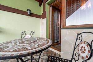 Апарт-отель Emerald House. Апартаменты 6-местный семейные с балконом и видом на горы 2