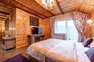 Апарт-отель Emerald House. Апартаменты 6-местный семейные с балконом и видом на горы 3