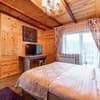 Апарт-отель Emerald House. Апартаменты 6-местный семейные с балконом и видом на горы 3