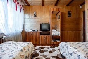 Апарт-отель Emerald House. Коттедж 6-местный панський с двумя спальнями 4