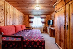 Апарт-отель Emerald House. Коттедж 6-местный сельская хата с печью 7