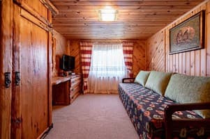 Апарт-отель Emerald House. Коттедж 6-местный сельская хата с печью 5