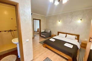 Мини-отель Entoni Apartments. Семейный трехместный с кухней 3