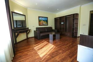 Отель Home Hotel. Полулюкс 4-местный с балконом 2