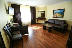 Отель Home Hotel. Полулюкс 4-местный с балконом 1