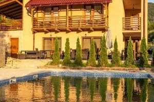 Купецький Двір 11