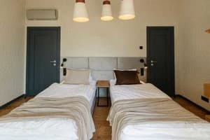 Гостинично-ресторанный комплекс Skogur Home & Resort. Коттедж 4-местный (4+2) № 22;27 две спальни 9