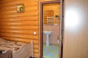 Туристический комплекс София. Полулюкс двухместный в коттедже №3 6
